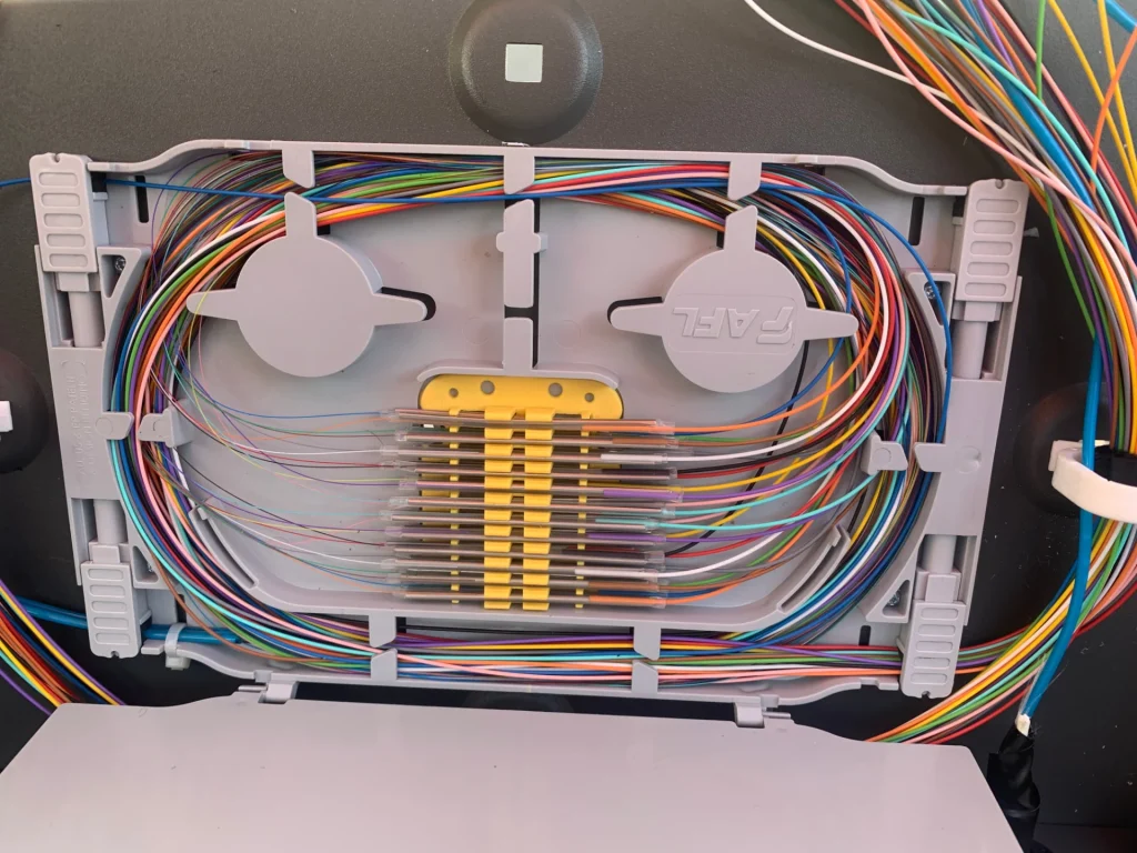 Colour-coded fibre splicing tray